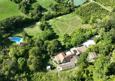 Luchtfoto van de glooiende heuvels en wijngaarden van Côte de Fumel.