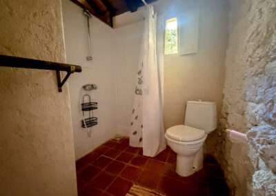 Badkamer Gite La Lavande bij Cote de Fumel, een sfeervol vakantiehuis op een adults-only minicamping met gites