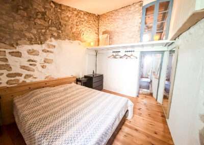 Slaapkamer Gite La Lavande bij Cote de Fumel, een sfeervol vakantiehuis op een adults-only minicamping met gites