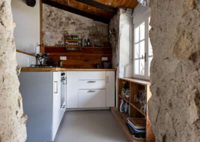 Keuken Gite La Lavande bij Cote de Fumel, een sfeervol vakantiehuis op een adults-only minicamping met gites