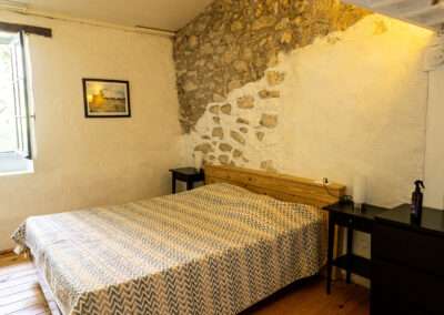 Slaapkamer 2 persoons Gite La Lavande bij Cote de Fumel, een sfeervol vakantiehuis op een adults-only minicamping met gites