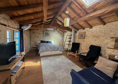 Slaapkamer 1 Gite Tournesol bij Cote de Fumel, een sfeervol vakantiehuis op een adults-only minicamping met gites.