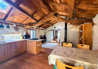 Woonkamer 1 Gite Tournesol bij Cote de Fumel, een sfeervol vakantiehuis op een adults-only minicamping met gites.