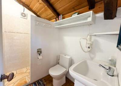 Badkamer Gite Tournesol bij Cote de Fumel, een sfeervol vakantiehuis op een adults-only minicamping met gites.