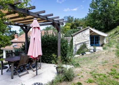 Buiten 2 Gite Tournesol bij Cote de Fumel, een sfeervol vakantiehuis op een adults-only minicamping met gites.