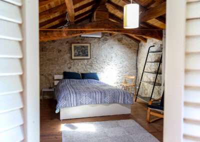 Slaapkamer 2 Gite Tournesol bij Cote de Fumel, een sfeervol vakantiehuis op een adults-only minicamping met gites.