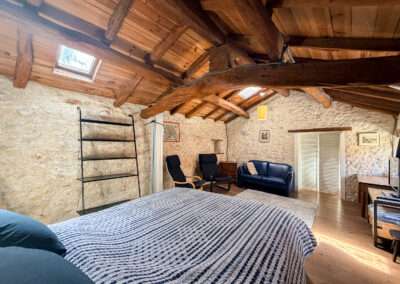 Slaapkamer Gite Tournesol bij Cote de Fumel, een sfeervol vakantiehuis op een adults-only minicamping met gites.