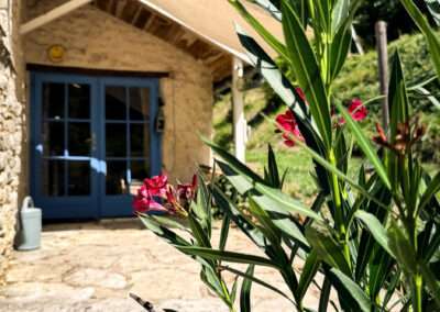 Terras: Gite Tournesol bij Cote de Fumel, een sfeervol vakantiehuis op een adults-only minicamping met gites.